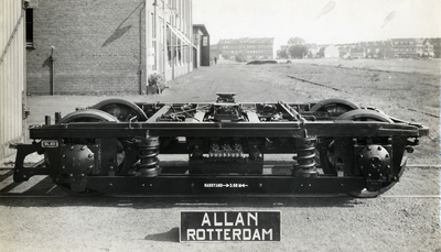 808507 Afbeelding van een draaistel voor een diesel-electrisch treinstel DE 3 (serie 11-50) van de N.S. op het terrein ...